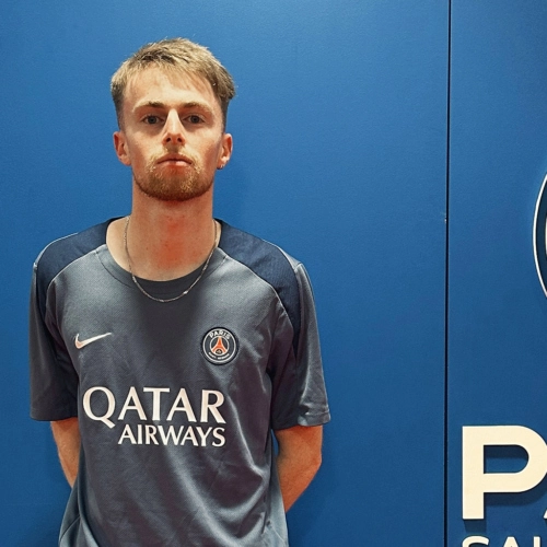 Julian 来自法国波尔多，持有欧足总B级教练证书，在青少年足球和技术管理方面拥有丰富的经验。他最初在US Fargues执教U13球员，之后在SC Cadaujac担任领导职务，负责不同训练和球会项目。最近，Julian安创立了Terres des Graves FC，担任技术经理和U11教练，设计了针对性的训练课程和小区活动，以加强球员发展和球会凝聚力。 Julian 擅长于领导、适应能力和沟通技巧，他组织训练营、技术会议和课外活动，以培养团队精神。他对指导年轻运动员在场上和场下成长的热情，使他成为巴黎圣日耳门香港学院的得力干将。 资格认证： - BPJEPS APT（职业教练认证） - BPJEPS 团队运动认证 - 欧洲足联UEFA B级教练证书 - 生物学专业本科一年级